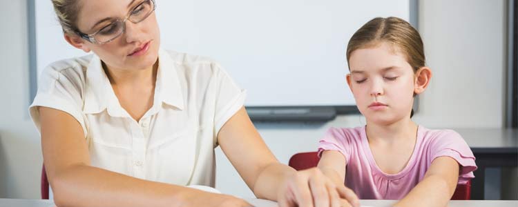 Enseignante avec un enfant atteint d'un handicap visuel