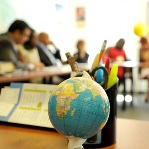 Photo globe terrestre dans salle de cours