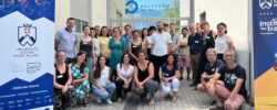 Groupe de chercheurs qui pose à l'exterieur