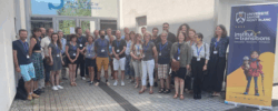 Groupe de personnes à l'extérieur
