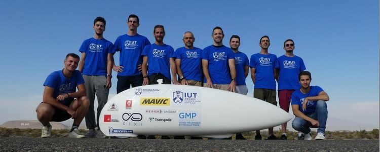 L'équipe GMP accompagnée de François Pervis en ligne derrière le vélo caréné couché du projet Altaïr 2022