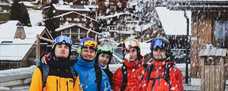 5 étudaints de l'IUT d'Annecy fixe l'objectif. En fond, le domaine de la Clusaz enneigé.