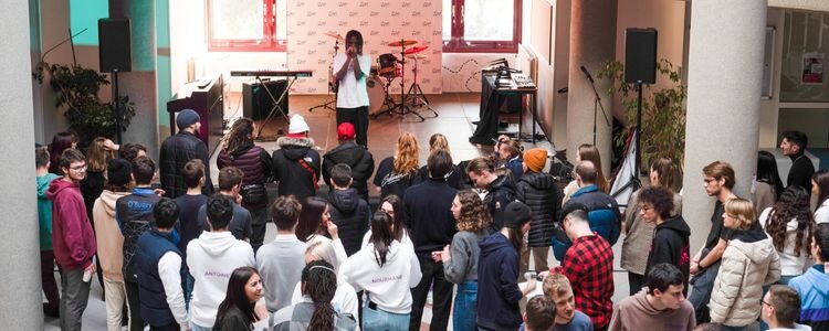 Un des talent du concours performe devant le public dans le hall de l'IUT