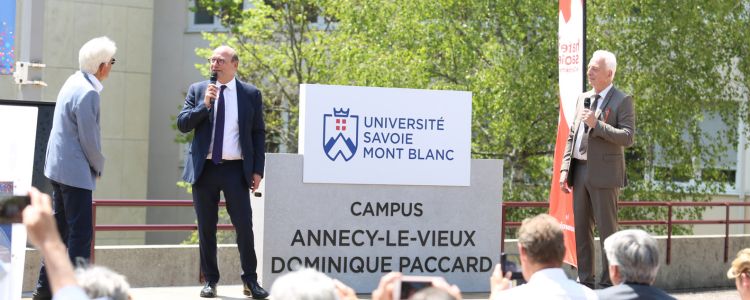 Photo de la journée des 50 ans. Lors de la cérémonie d'ouverture de la journée, Dominique Paccard découvre la nouvelle plaque portant le nom du campus.