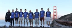 Étudiants et accompagnateurs sont réunis devant le golden gate bridge pour immortaliser la nouvelle édition du Vélo Couché Caréné à la Battle Moutain