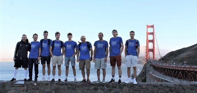 Étudiants et accompagnateurs sont réunis devant le golden gate bridge pour immortaliser la nouvelle édition du Vélo Couché Caréné à la Battle Moutain