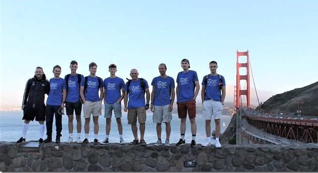 Étudiants et accompagnateurs sont réunis devant le golden gate bridge pour immortaliser la nouvelle édition du Vélo Couché Caréné à la Battle Moutain