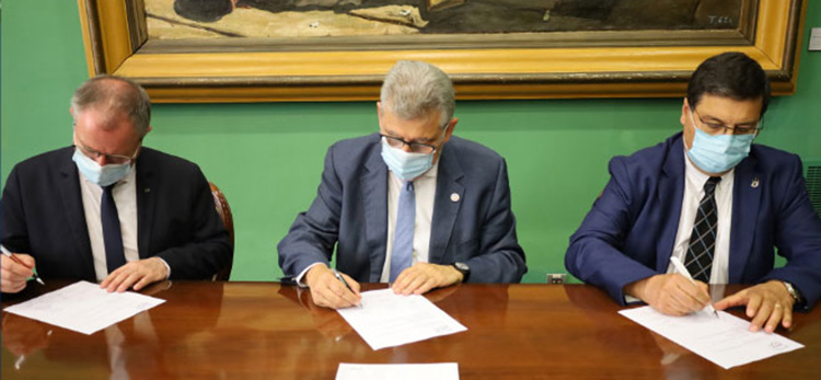 présidents pau, saragosse, beira interior signant l'invitation geminae @universidad de zaragoza