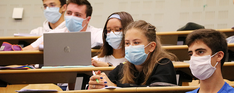 etudiants masques amphi