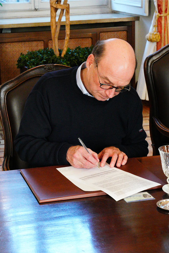Signature de l'accord de GEIE par le président de l'université Savoie Mont Blanc
