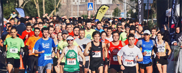 Une foule de coureur s'élance au départ d'un marathon.