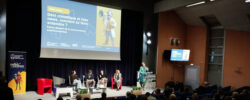 Sur scène des intervenants et un écran pour projeter les diaporamas de la conférence.
