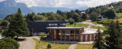 vue aérienne campus de jacob bellecombette avec des batiments et des espaces verts