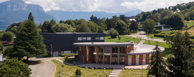 vue aérienne campus de jacob bellecombette avec des batiments et des espaces verts