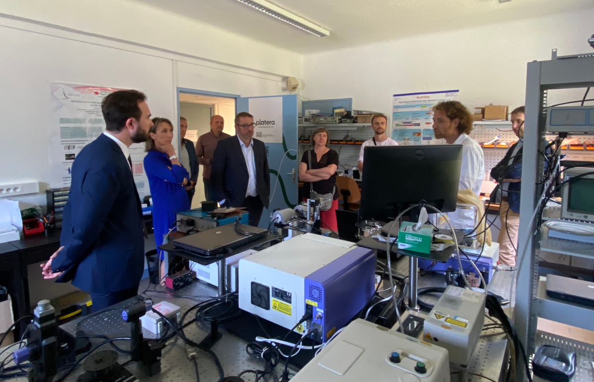 Des personnes sont debouts dans une salle afin de visiter les instruments techniques de la plateforme Platera