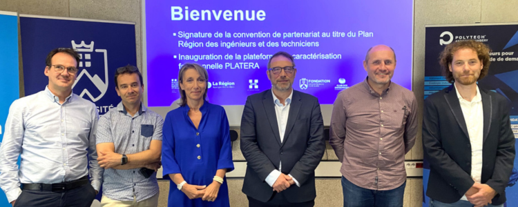 6 personnes sont debouts sur la photo qui officialise le lancement de la plateforme Platera