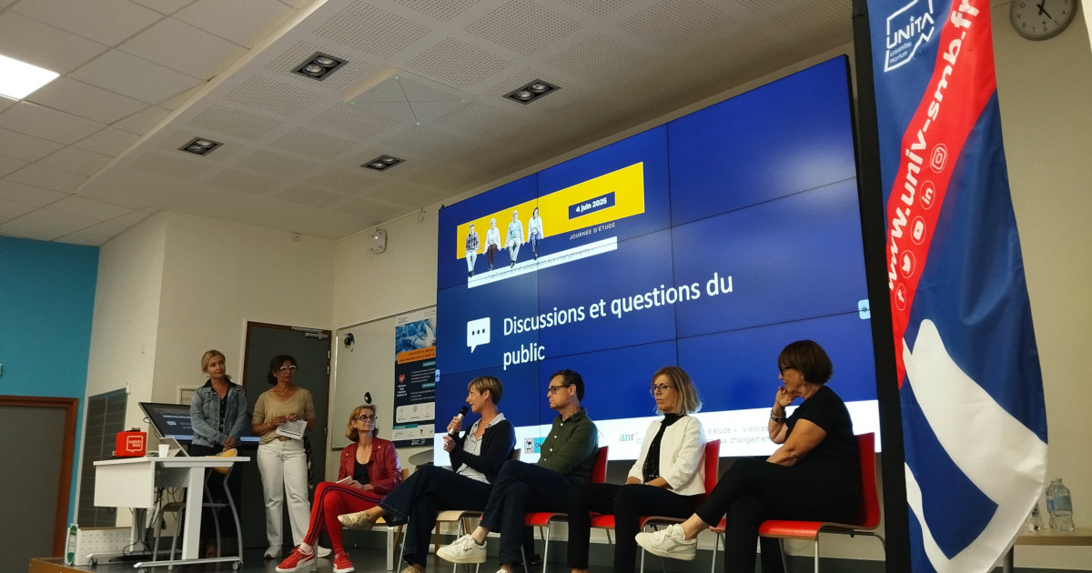5 invités sur une estrade pour échanger sur le vieillissement lors d'une conférence