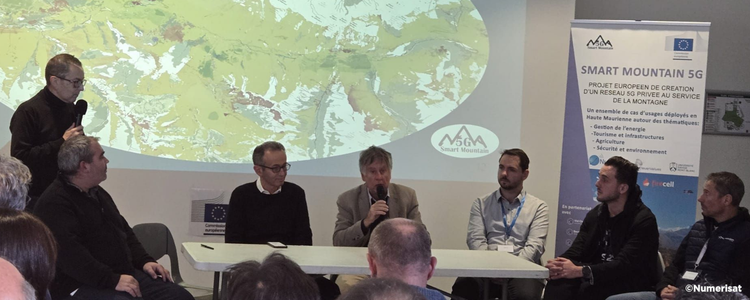 Plusieurs personnes sont assis autour d'une table, à l'occasion du lancement du réseau SM5G.