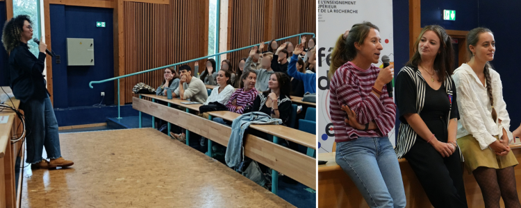 À gauche, une doctorante se tient debout, le micro dans ses mains, face à des lycéens assis dans un amphithéâtre qui lèvent la main. À droite, trois doctorantes sont debout face aux lycéens. L'une d'entre elle tient un micro.
