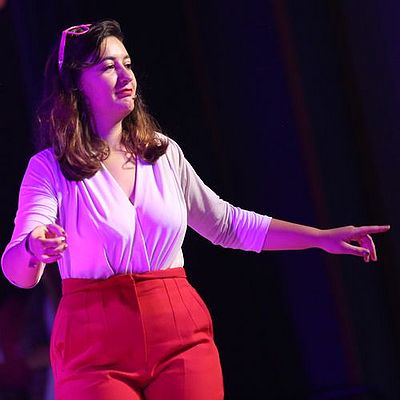 Alix Duthoit sur scène lors de la cérémonie de rentrée Polytech Annecy-Chambéry Alix Duthoit, cérémonie de rentrée