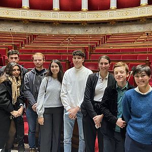 Baptiste (2ème en partant de la droite) et ses camarades Polytech à l'Assemblée Nationale
