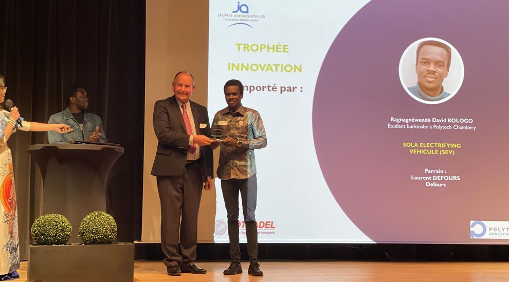 David Rragnagnewende Kologo a remporté le trophée Innovation aux Trophées Jeunes Ambassadeurs David Rragnagnewende Kologo a remporté le trophée Innovation aux Trophées Jeunes Ambassadeurs